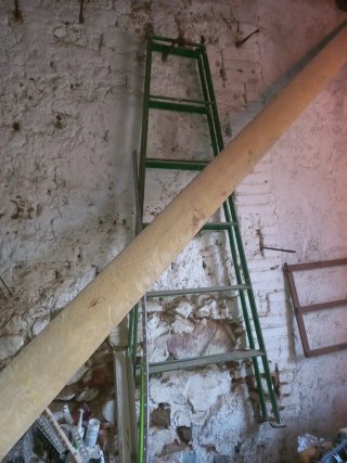 Escalera de tijera antigua de hierro