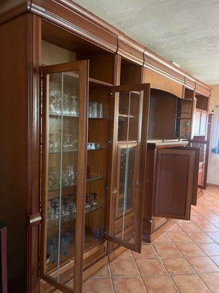 Mueble de madera y cristal