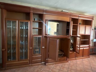 Mueble de madera y cristal