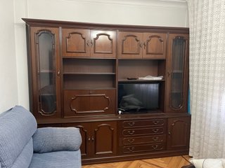 Mueble de salón de madera con vitrinas