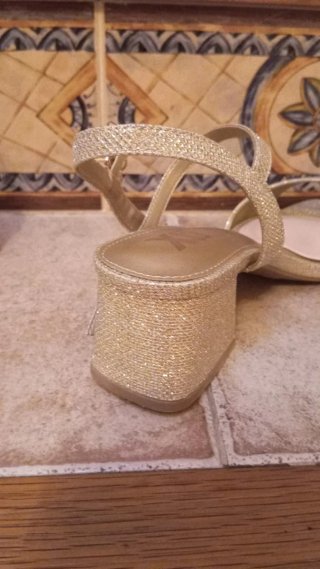Zapatos de tacón dorados