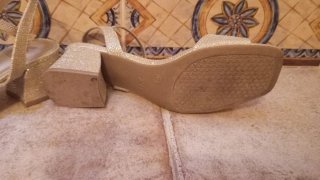 Zapatos de tacón dorados