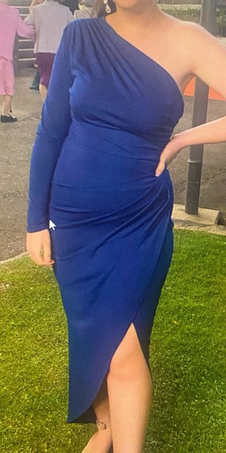 Vestido azul asimétrico con abertura