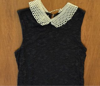 Abito corto in pizzo con colletto gioiello. Tg. M