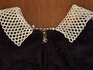 Abito corto in pizzo con colletto gioiello. Tg. M
