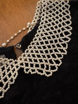 Abito corto in pizzo con colletto gioiello. Tg. M