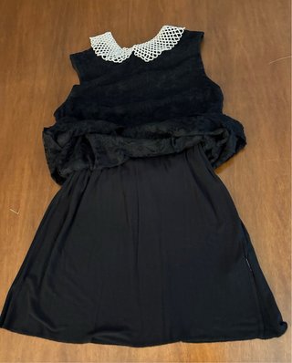 Abito corto in pizzo con colletto gioiello. Tg. M