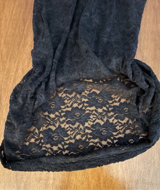 Abito corto in pizzo con colletto gioiello. Tg. M