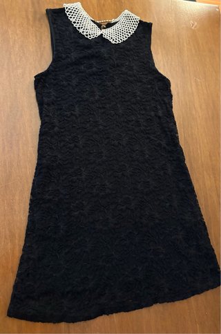 Abito corto in pizzo con colletto gioiello. Tg. M