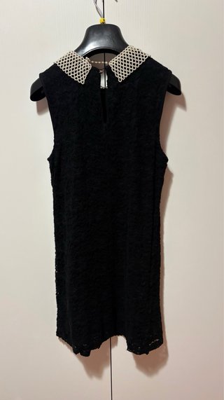 Abito corto in pizzo con colletto gioiello. Tg. M