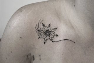 Tattoos de línea fina y Blackwork. Granada.