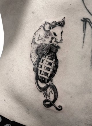 Tattoos de línea fina y Blackwork. Granada.