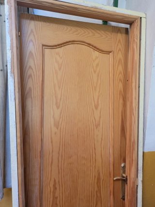 Puerta madera pino con marco