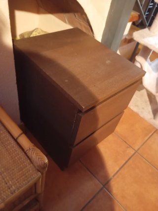Mesita de noche de madera