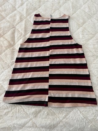 Camiseta corta con rayas doradas y rosas