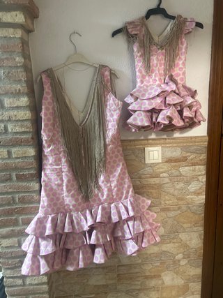 Trajes de flamenca de adulto y de niños.