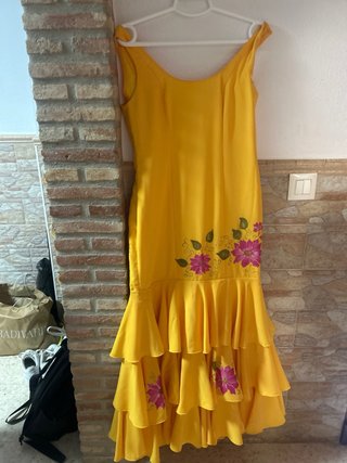 Trajes de flamenca de adulto y de niños.