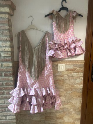 Trajes de flamenca de adulto y de niños.