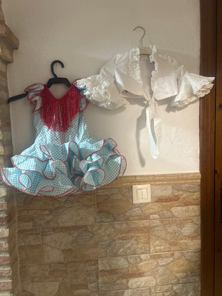 Trajes de flamenca de adulto y de niños.