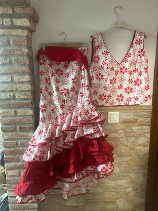 Trajes de flamenca de adulto y de niños.