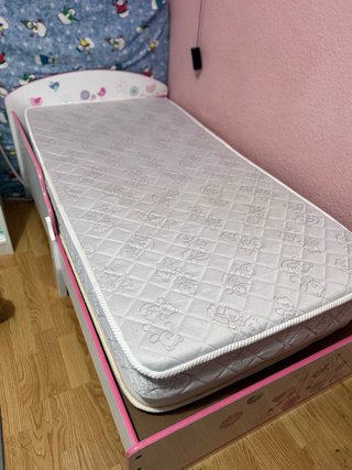 Cama infantil con diseño de flores y pájaros