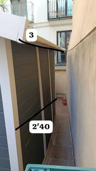 Caseta prefabricada gris y blanca