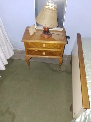 Mesita de noche antigua de madera