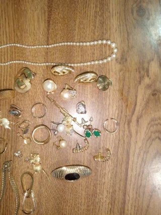 Lote de bisutería: collar, reloj, anillos