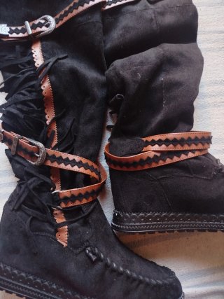Botas altas de cuña estilo bohochic
