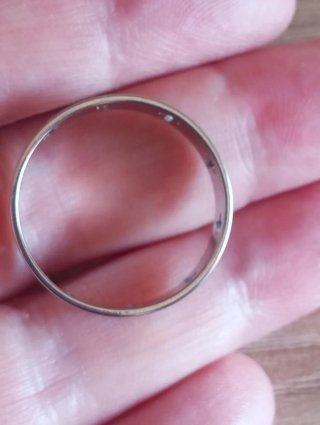 Anillo de acero con cruces