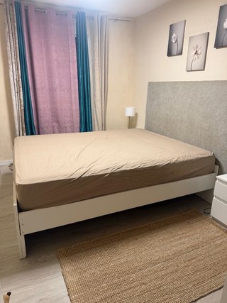 Estructura de cama beige y blanca