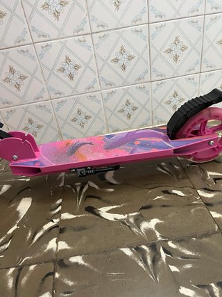 Patinete infantil rosa con ruedas iluminadas
