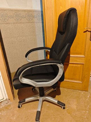 Silla de escritorio negra y plateada
