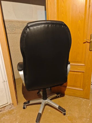 Silla de escritorio negra y plateada