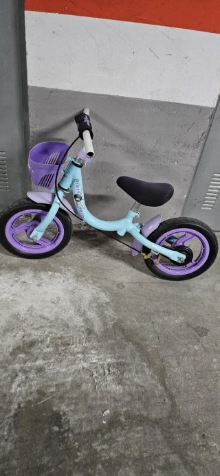 Bicicleta de aprendizaje azul y morada