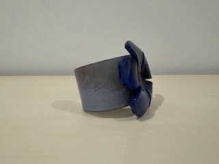 Pulsera azul con diseño floral