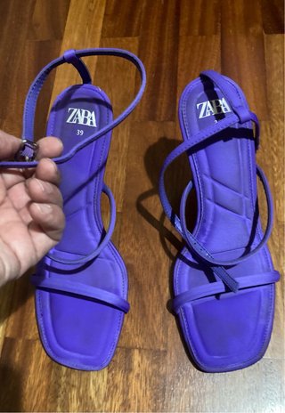 Sandalias de tacón moradas