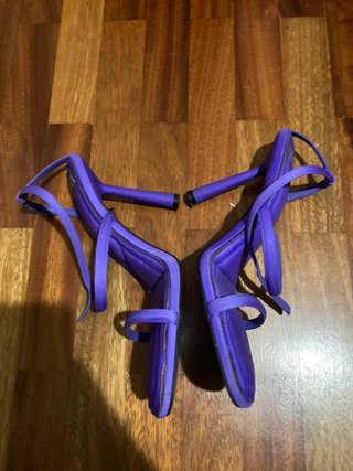 Sandalias de tacón moradas