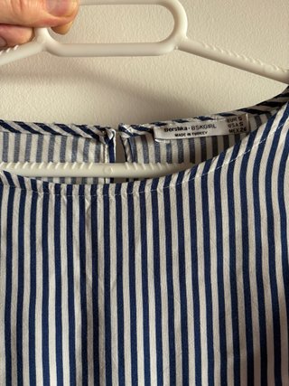 Blusa blanca con rayas azules de manga larga