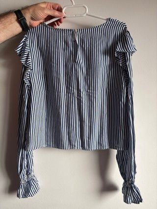 Blusa blanca con rayas azules de manga larga