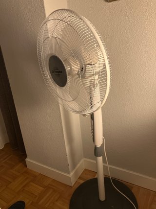 Ventilador de pie blanco
