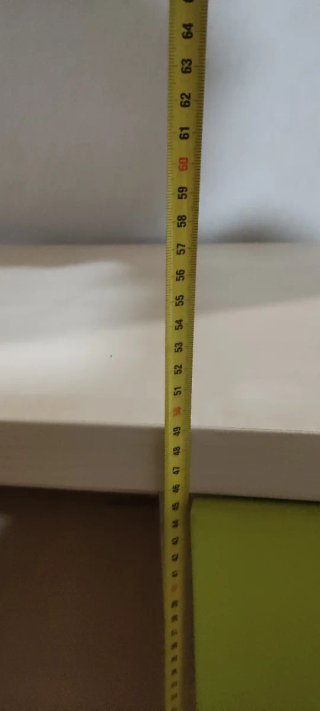 Escritorio de madera beige y marrón
