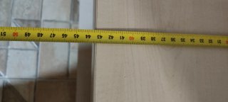 Escritorio de madera beige y marrón