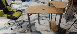 Escritorio de madera beige y marrón