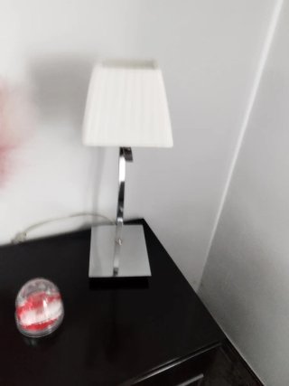 Lámpara de techo y mesita plata