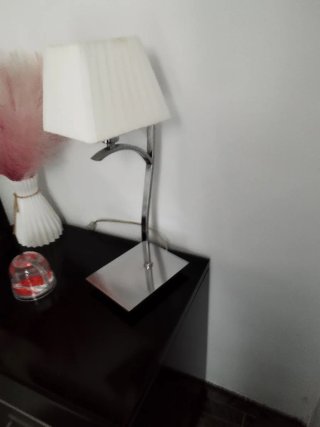 Lámpara de techo y mesita plata