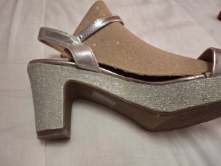 Zapatos de tacón plateados con purpurina