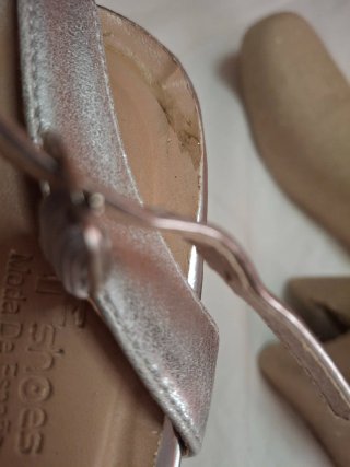 Zapatos de tacón plateados con purpurina