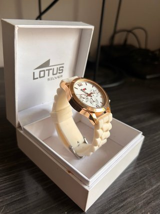 Reloj Dorado y Blanco no es de la marca lotus