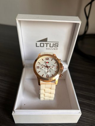 Reloj Dorado y Blanco no es de la marca lotus